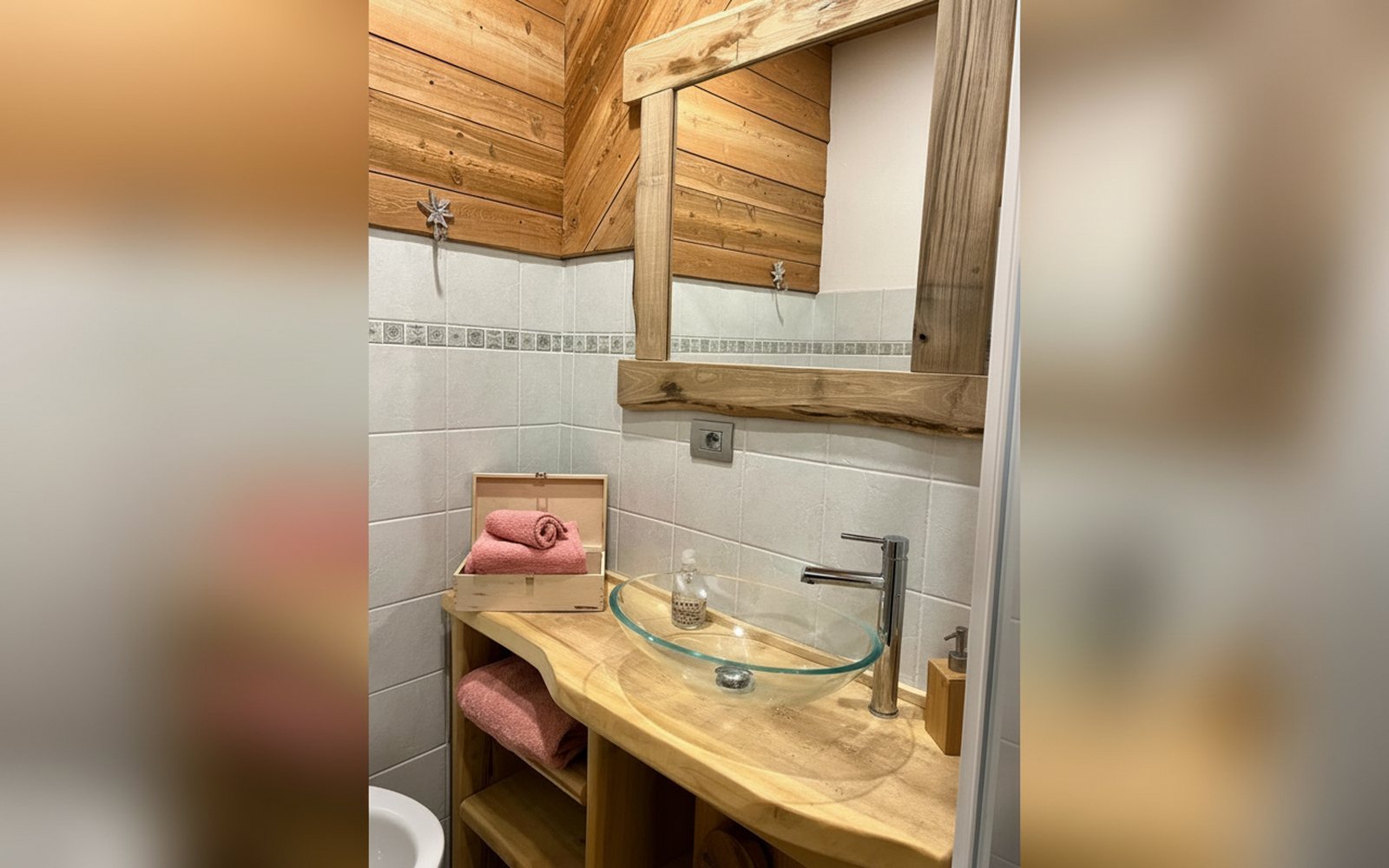 Nido di Cloe, lavabo e specchio del bagno