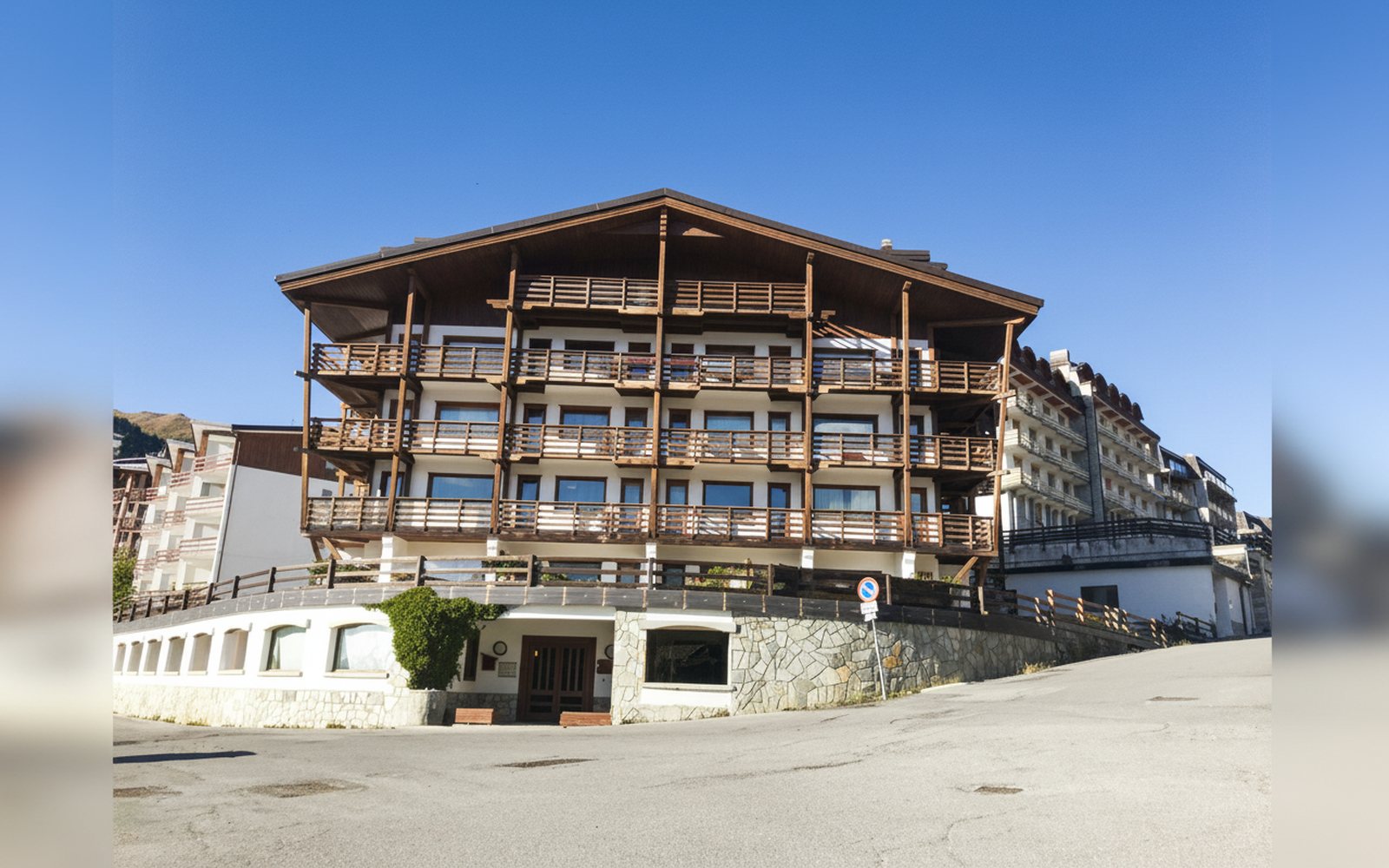 Nido di Cloe, edificio in stile alpino a Sestriere