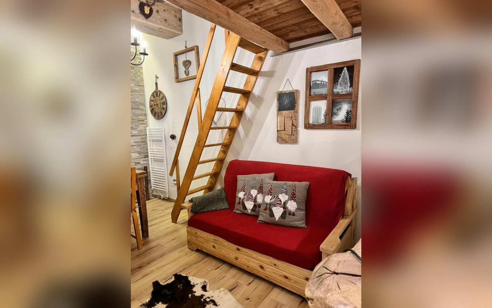 Nido di Cloe, divano letto rosso nel soggiorno