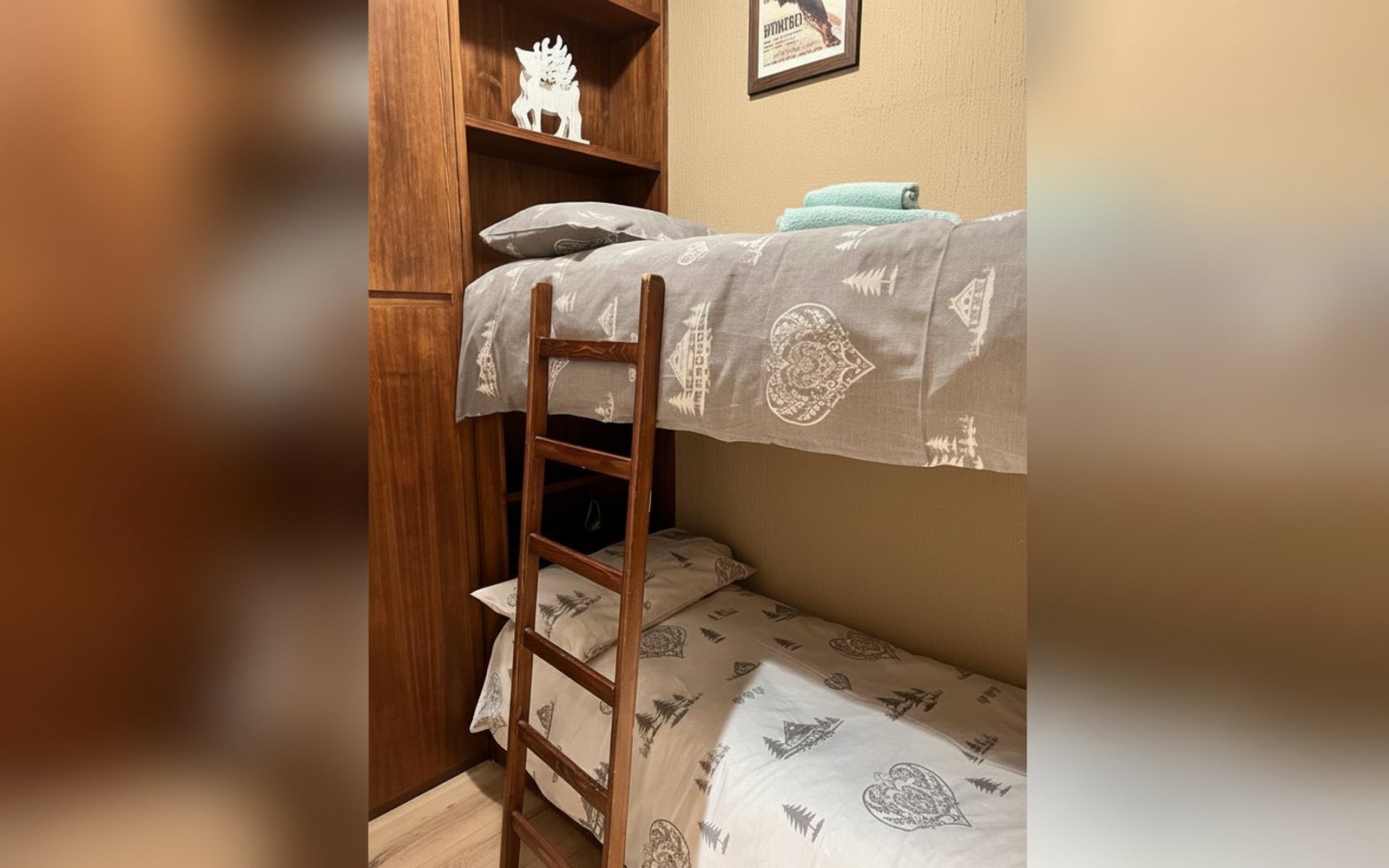 Nido di Cloe, letto a castello con scaletta in legno
