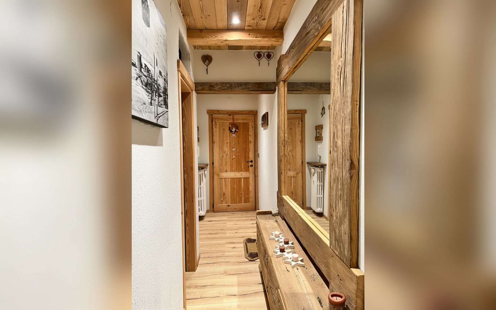 Nido di Cloe, ingresso con porta in legno