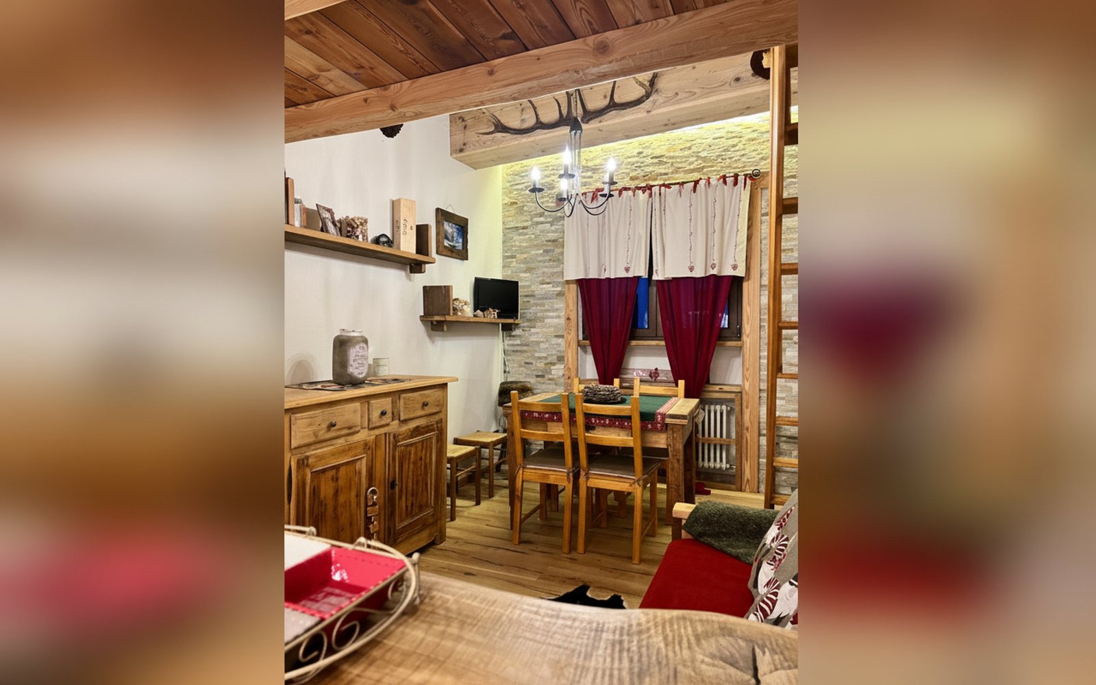 Nido di Cloe, soggiorno con tavolo e credenza
