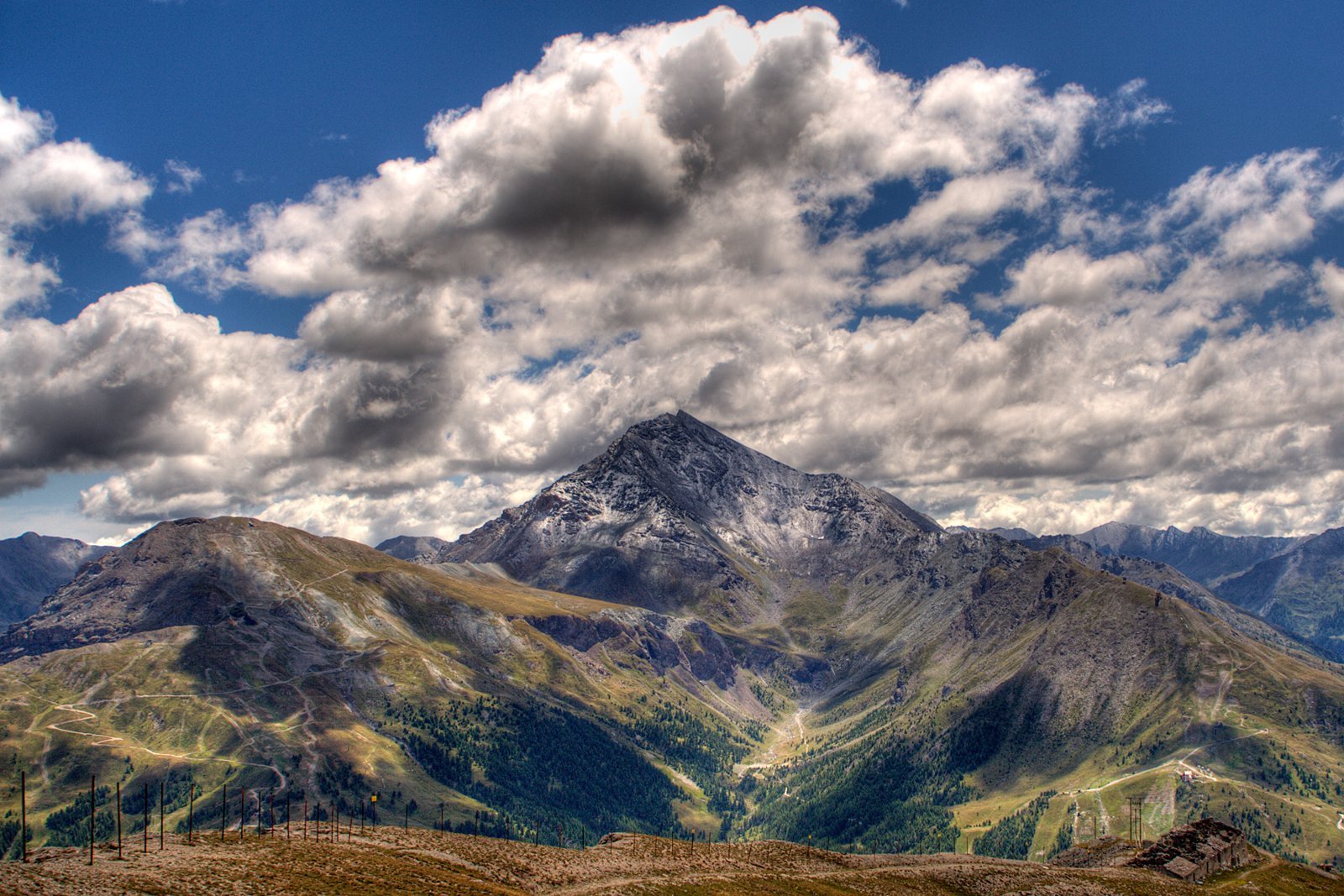 Panorama estivo di montagne e pascoli d'alta quota visto dalla Cima del Fraiteve sopra Sestriere