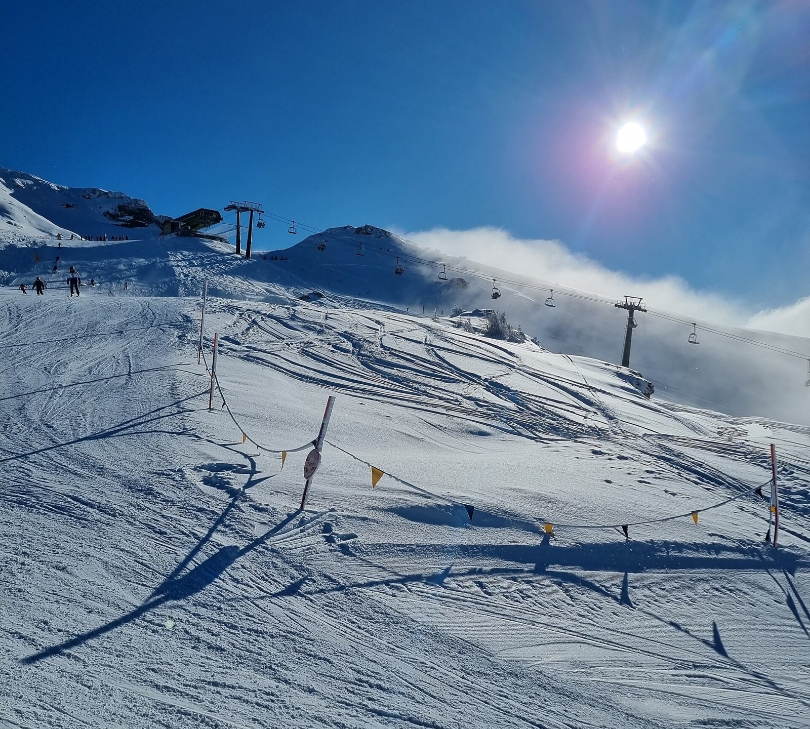 Pista innevata e seggiovia Roccia Rotonda a Sansicario, nel comprensorio della Vialattea, in una giornata di sole