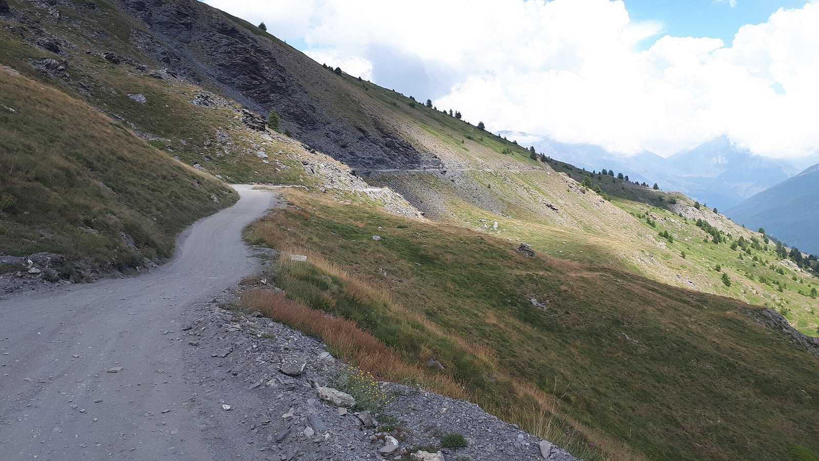 La Strada dell'Assietta, sterrata d'alta quota che corre a mezza costa tra prati e pietraie