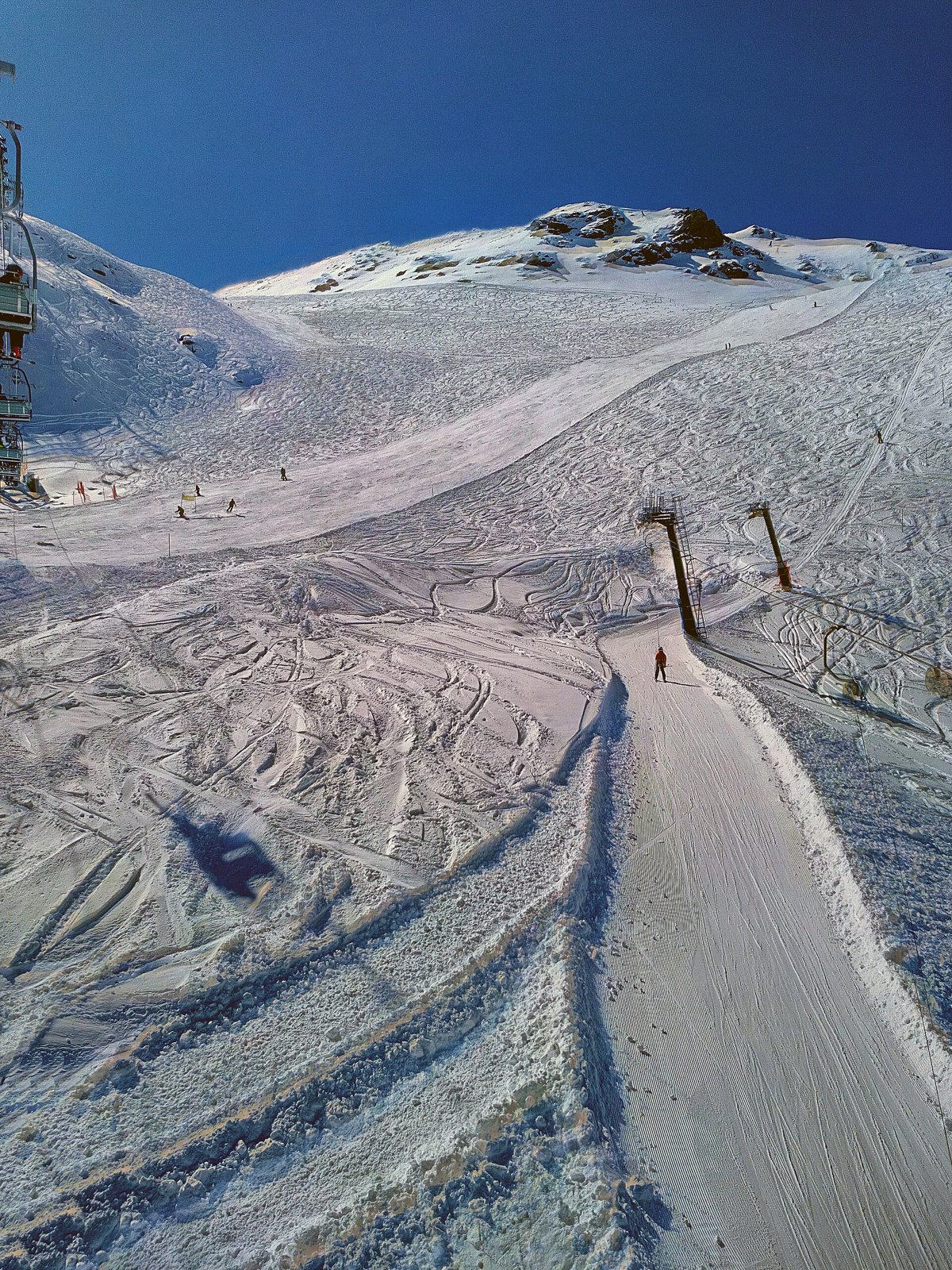 Piste innevate sotto il cielo blu al Colle del Fraitève, nel comprensorio della Vialattea sopra Sestriere