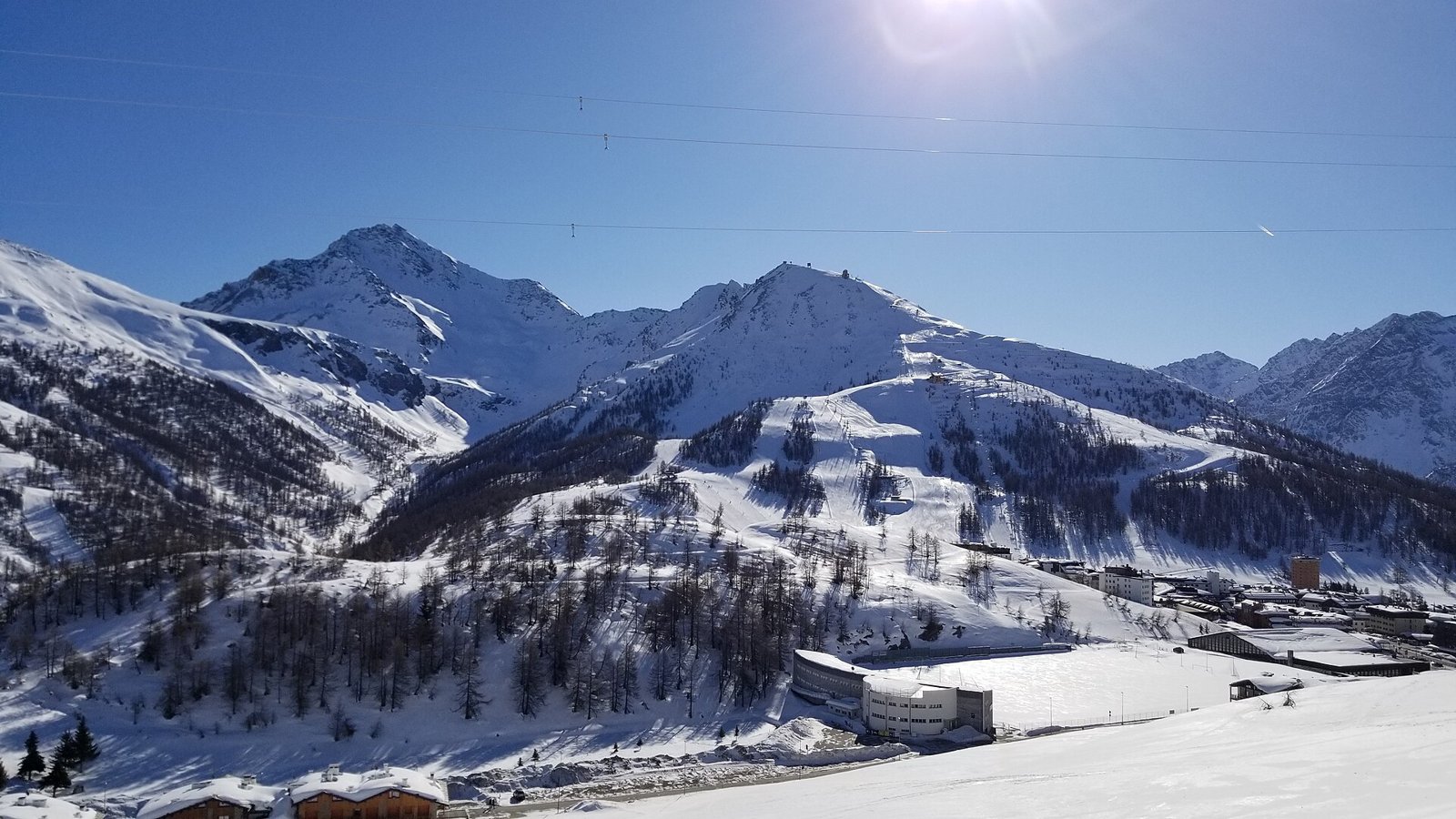 Piste innevate sopra Sestriere nel comprensorio della Vialattea in una giornata di sole